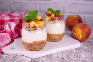 Beyaz tahta üzerinde taze şeftalili yoğurt..