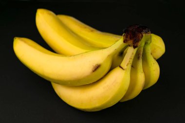 Siyah arka planda büyük bir muz dalı. Yakın plan..