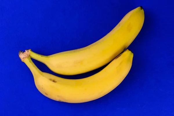 Duas Bananas Num Fundo Azul Vista Superior — Fotografia de Stock