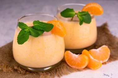 Naneli ve vanilyalı iki mandalina kokteyli. Yakın plan..