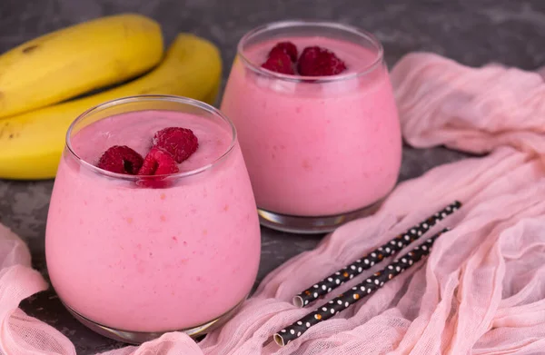 Gri arka planda sağlıklı ahududu püresi. Yakın plan..