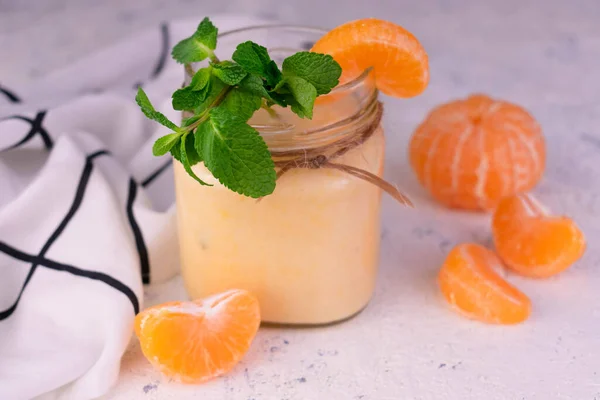 Barattolo Frullati Mandarino Guarniti Con Rametto Menta Primo Piano — Foto Stock