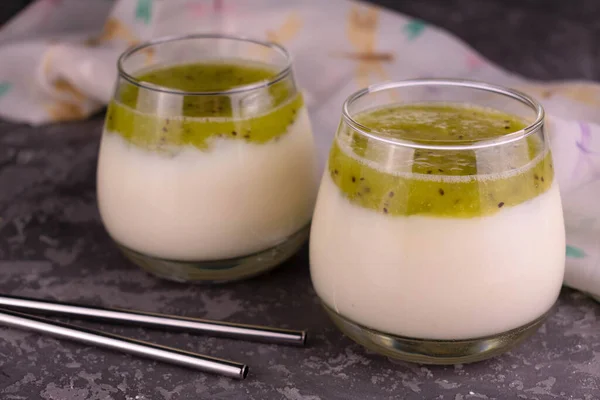 Två Glas Med Hälsosam Kiwi Och Yoghurt Smoothies Närbild — Stockfoto