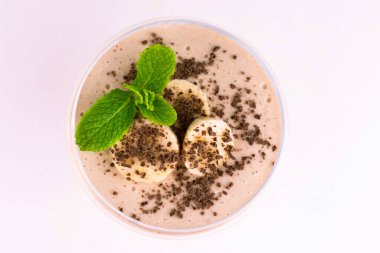 Çikolatalı ve naneli soğuk muzlu tatlı. Düz yatıyordu.