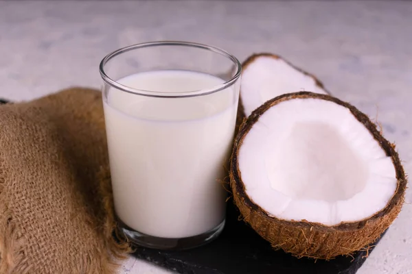 Copo Com Leite Coco Conceito Produtos Isentos Lactose — Fotografia de Stock