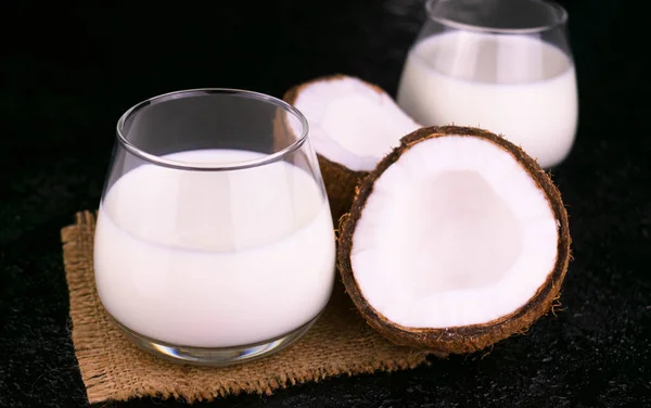 Dos Vasos Con Leche Coco Orgánica Sobre Fondo Negro —  Fotos de Stock