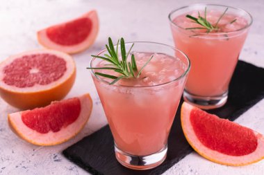 Buzlu bir meyve suyu ve biberiye filizi. Doğal içeceği tazeliyorum..