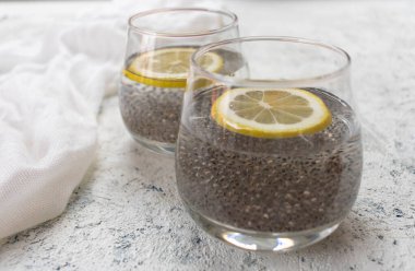 Chia tohumu ve limonlu su. Kilo vermek için yararlı bir içecek..