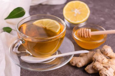 Zencefilli, limonlu ve ballı sağlıklı çay. Yakın plan..