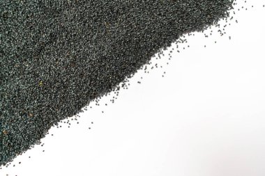 Beyaz arka planda haşhaş tohumları. Boşluğu kopyala.