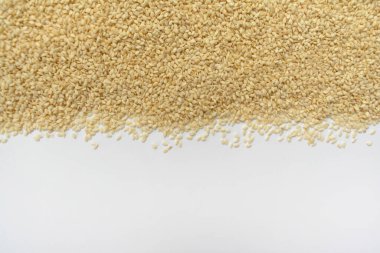 Beyaz arkaplanda susam tohumları. Boşluğu kopyala.