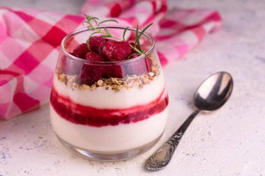 Taze ahududu ve krem peynirli bir bardakta tatlı. Sağlıklı ev yapımı organik tatlı..