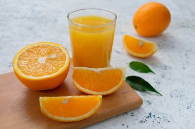 Beyaz arka planda taze portakal suyu..