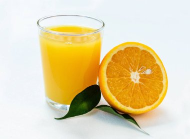 Beyaz arka planda bir bardak taze portakal suyu..