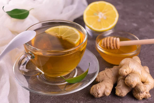 Ballı ve limonlu bir fincan zencefil çayı. Yakın plan..