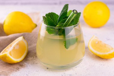 Bir bardak naneli limon suyu. Yakın plan..