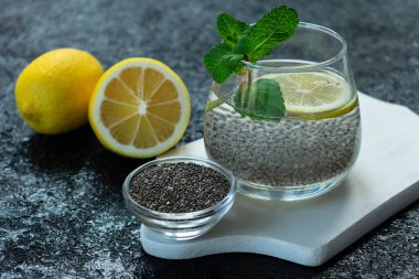 Chia tohumu ve limonlu su. Zayıflatıcı içecek..