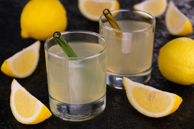 Siyah arka planda iki bardak limon suyu..