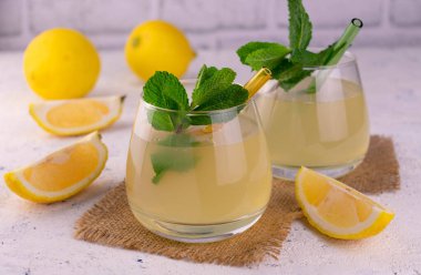 İki bardak taze limon suyu ve bir tutam naneli beyaz tuz. Yakın plan..