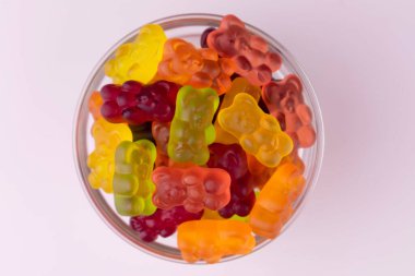 Tabakta çok renkli jelibon ayıcıkları. Yukarıdan görüntüle.