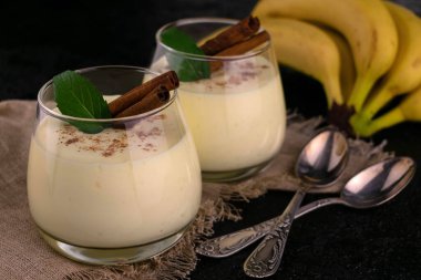 İki bardak muzlu tarçınlı puding..