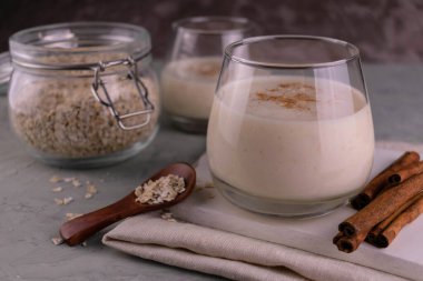 Tarçınlı besleyici muzlu yulaf püresi. Yakın plan..