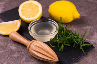 Cam kasede taze sıkılmış limon suyu ve gri arka planda nane şekeri..