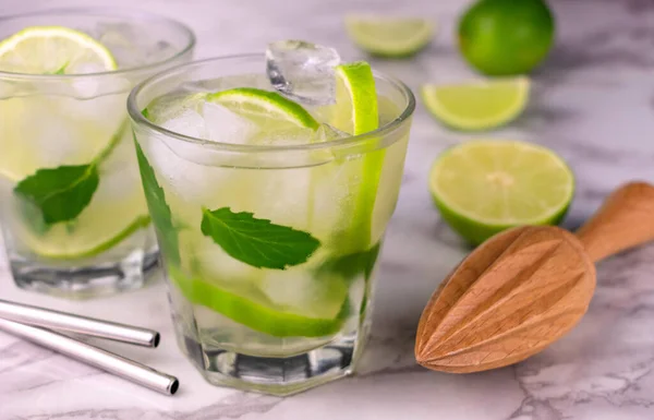 Dvě Sklenice Osvěžujícího Mojito Mramorovém Pozadí Detailní Záběr — Stock fotografie