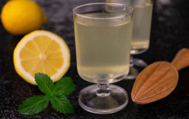 Siyah arka planda bir bardakta limoncelo. Yakın plan..