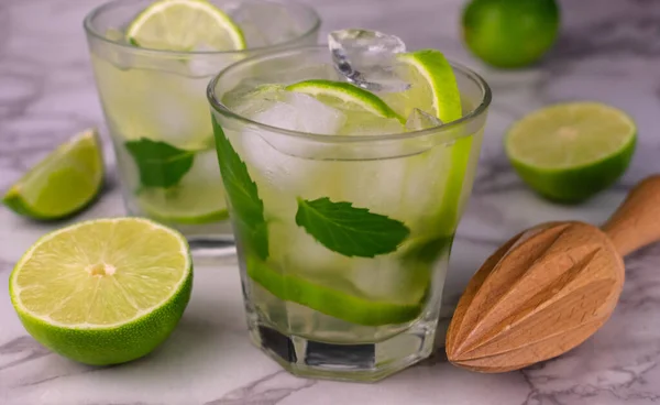 Dos Refrescantes Mozhito Sobre Fondo Blanco Enfoque Selectivo —  Fotos de Stock