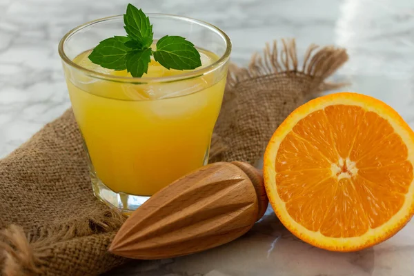 Ένα Ποτήρι Φρεσκοστυμμένο Χυμό Πορτοκάλι Κοντινό Πλάνο — Φωτογραφία Αρχείου