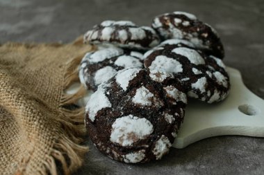 Tahtada ev yapımı çikolatalı kurabiyeler. Yakın plan..