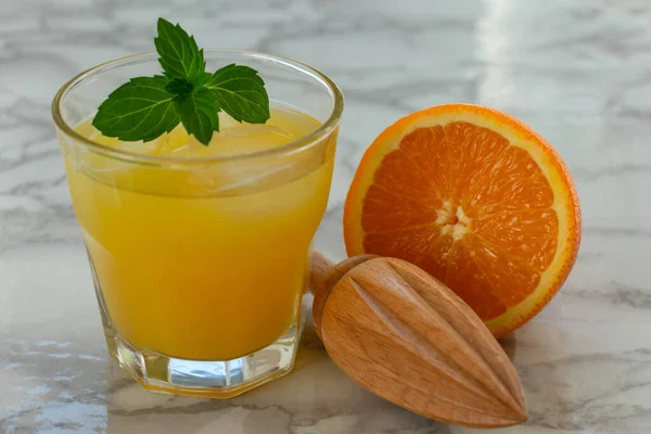 Ένα Ποτήρι Φρεσκοστυμμένο Χυμό Πορτοκάλι Λευκό Μαρμάρινο Φόντο Κοντινό Πλάνο — Φωτογραφία Αρχείου