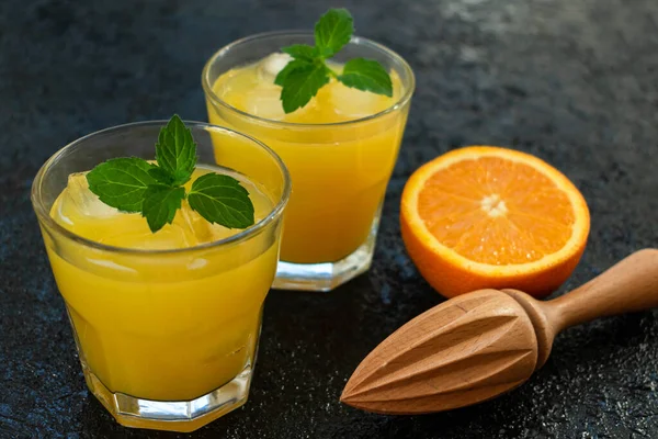 Deux Verres Jus Orange Fraîchement Pressé Sur Fond Noir Gros — Photo