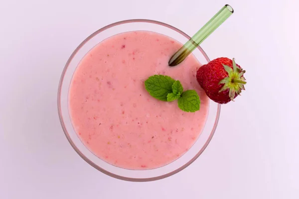 Bicchiere Frullato Freddo Alla Fragola Banana Fondo Bianco Appartamento Lei — Foto Stock