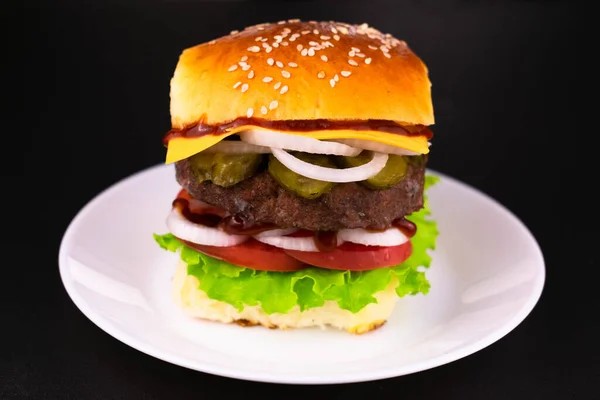 Wielki Hamburger Talerzu Zbliżenie — Zdjęcie stockowe