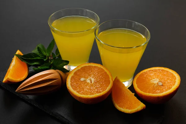 Limonada Laranja Com Hortelã Fundo Preto — Fotografia de Stock