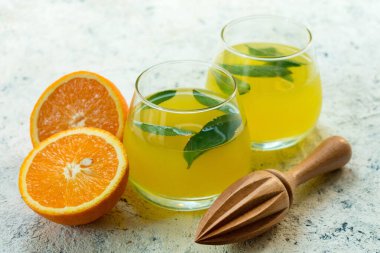 Nane aromalı portakallı limonata ve beyaz bir arka plan..