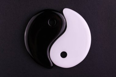 Japon erkeklik ve kadınlığın simgesi. Siyah arka planda yin yang ile başlıyor..
