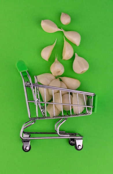 Cesta Pequena Com Pequeno Alho Fundo Verde Eco Conceito Compras — Fotografia de Stock