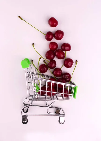 Cesta Pequena Com Cerejas Maduras Fundo Branco Eco Conceito Compras — Fotografia de Stock