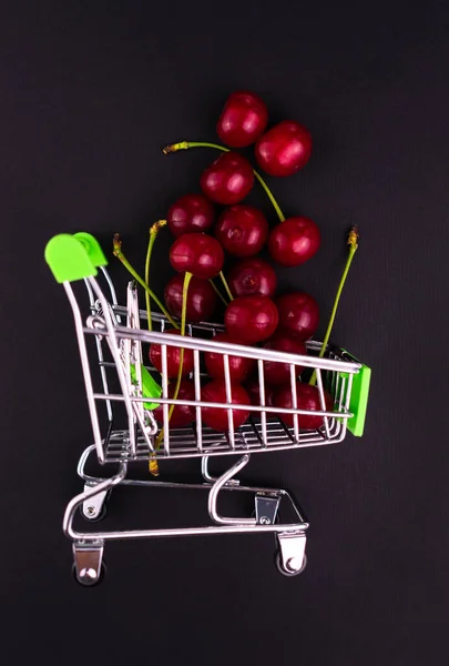 Cesta Pequena Com Cerejas Maduras Fundo Preto Eco Conceito Compras — Fotografia de Stock