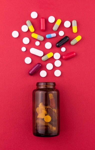 Μπουκάλι Διάφορα Χάπια Κόκκινο Φόντο Άνω Όψη — Φωτογραφία Αρχείου