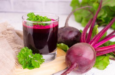 Bir bardak maydanozlu pancar suyu. Yakın plan..