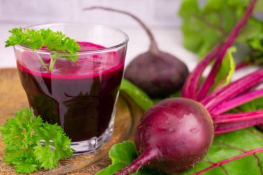 Taze pancar suyu ve bir tutam şeker. Yakın plan..