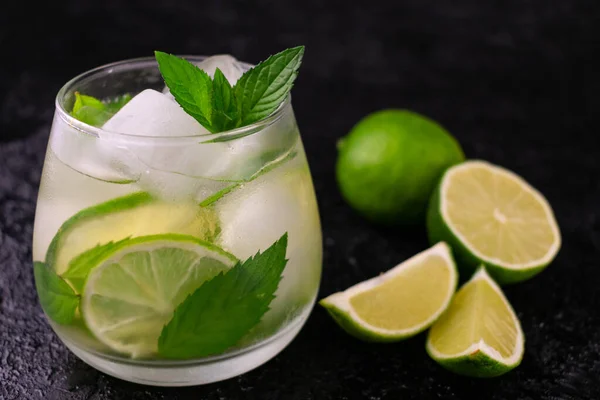 Grüner Tee Mit Limette Minze Und Eis Auf Schwarzem Hintergrund — Stockfoto