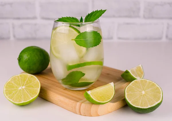 Glas Grönt Med Lime Och Mynta Träskiva — Stockfoto