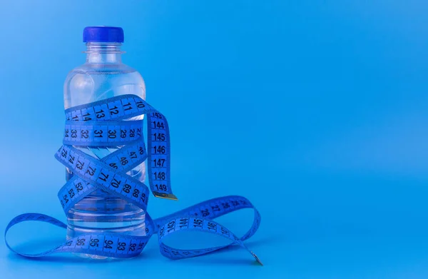 Agua Botella Centímetro Azul Fondo Copia Espacio Estilo Vida Saludable —  Fotos de Stock