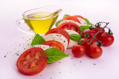  Beyaz arka planda hafif bir salata. Yakın plan..