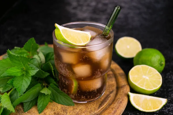 Cuba Libre Cocktail Lime Brown Rum Wooden Board — Stock Photo, Image